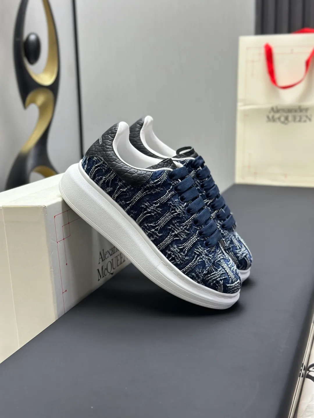 👟👟Ex-factory price 600👟👟 (🥇Top version produced in Dongguan🥇) A new upgrade of the classic McQueen white shoes. This upgrade of McQueen, which has been done for 4 consecutive years, will definitely bring you the most cost-effective ALEXANDER MCQUEEN classic in the market. If you are not confident about the quality of such a classic and world-destroying model, there is really no need to put it on the table🔙.  Purchased original version from HK counter, various demolitions.  All kinds of PKs are welcome💥.  (Anyone who has the original version at the stall is welcome🆚) The thick sole perfectly increases the elongated visual effect. The most perfect proportion of the shoe body is this last shape. The logo font on the rear tail is printed in small fonts. The logo on the foot is made of genuine leather with air-pressed colorless process. We will always update the color with the counter. 🔘Upper: genuine customized environmentally friendly full-grain cowhide 🔘Inner lining: imported mixed sheepskin (the genuine product is also sheepskin, not the cheap cowhide on the market) 🔘Sole: Exclusive molded TPU➕rubber injection molded layered outsole, (purple tail, pink tail, red tail, burgundy tail, rose gold tail sequin series, Velcro men's model needs to be customized, non-returnable) 🔘Code number 34-44 (women's size 34.40 is custom-made).